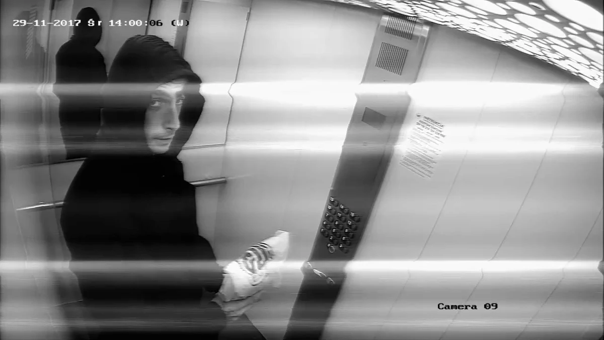 Warszawska policja opublikowała wizerunek mężczyzny poszukiwanego w związku z oszustwem „na policjanta”. Funkcjonariusze proszą o kontakt wszystkich, którzy rozpoznają poszukiwanego. 