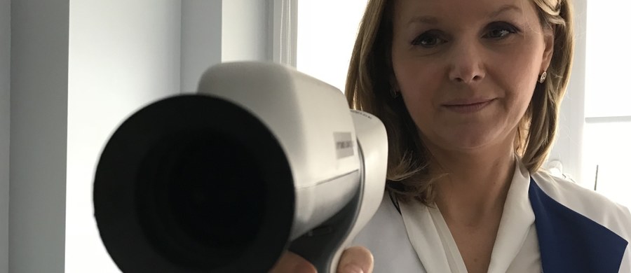To będzie prawdziwy przełom w diagnozowaniu retinopatii cukrzycowej u chorych na cukrzycę. Choroba ta pojawia się i postępuje wyjątkowo szybko. Nieleczona prowadzi do ślepoty. Dzięki zastosowaniu kamer – pacjenci mogą być diagnozowani znacznie szybciej i na zdecydowanie większą skalę. Jako pierwsi w Polsce system testują lubelscy okuliści.
