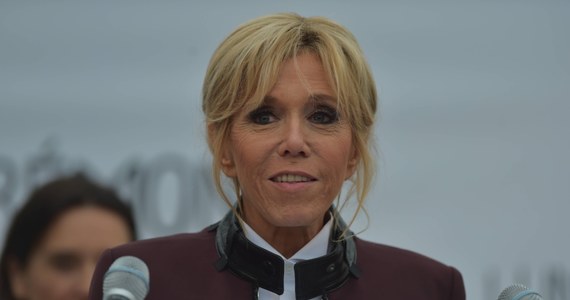 Nieoficjalna biografia książkowa Pierwszej Damy Francji pt. "Niepokorna Brigitte Macron" ukazała się we francuskich księgarniach. Dowiadujemy się z niej m.in., że były mąż Brigitte Macron wpadł w przeszłości w depresję z powodu jej romansu z niepełnoletnim uczniem - tym, który dzisiaj jest prezydentem Francuskiej Republiki.