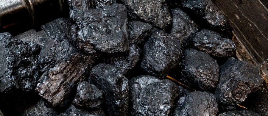 ​"Chciałem pomóc najbiedniejszym" - w ten sposób minister energii Krzysztof Tchórzewski tłumaczy dlaczego - wbrew premierowi - forsował złagodzenie wprowadzanych limitów na zawartość w węglu trującej siarki, popiołu i wilgoci.