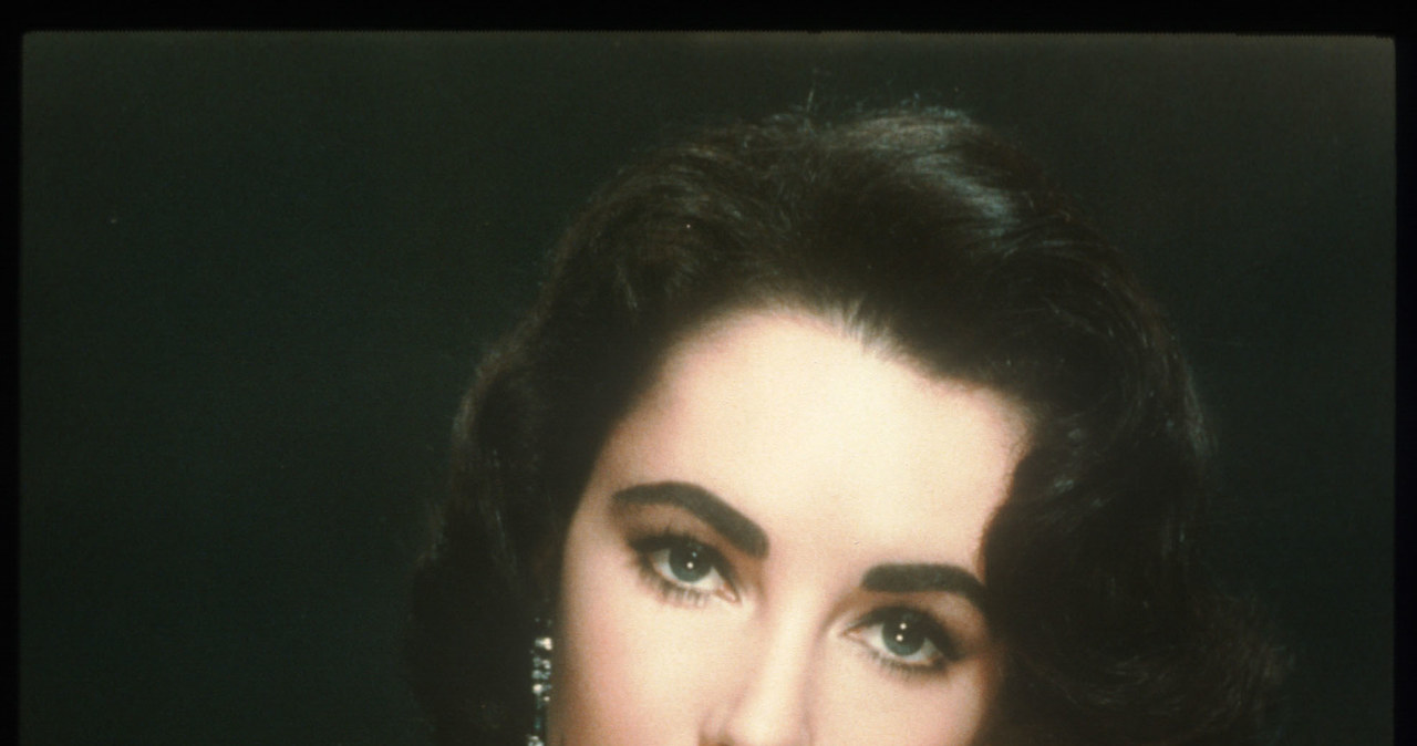 Elizabeth Taylor znana była z fiołkowych oczu, kruczoczarnych włosów i porcelanowej cery. Miała też osobliwą wadę genetyczną, która właściwie była jej zaletą - podwójne rzęsy.