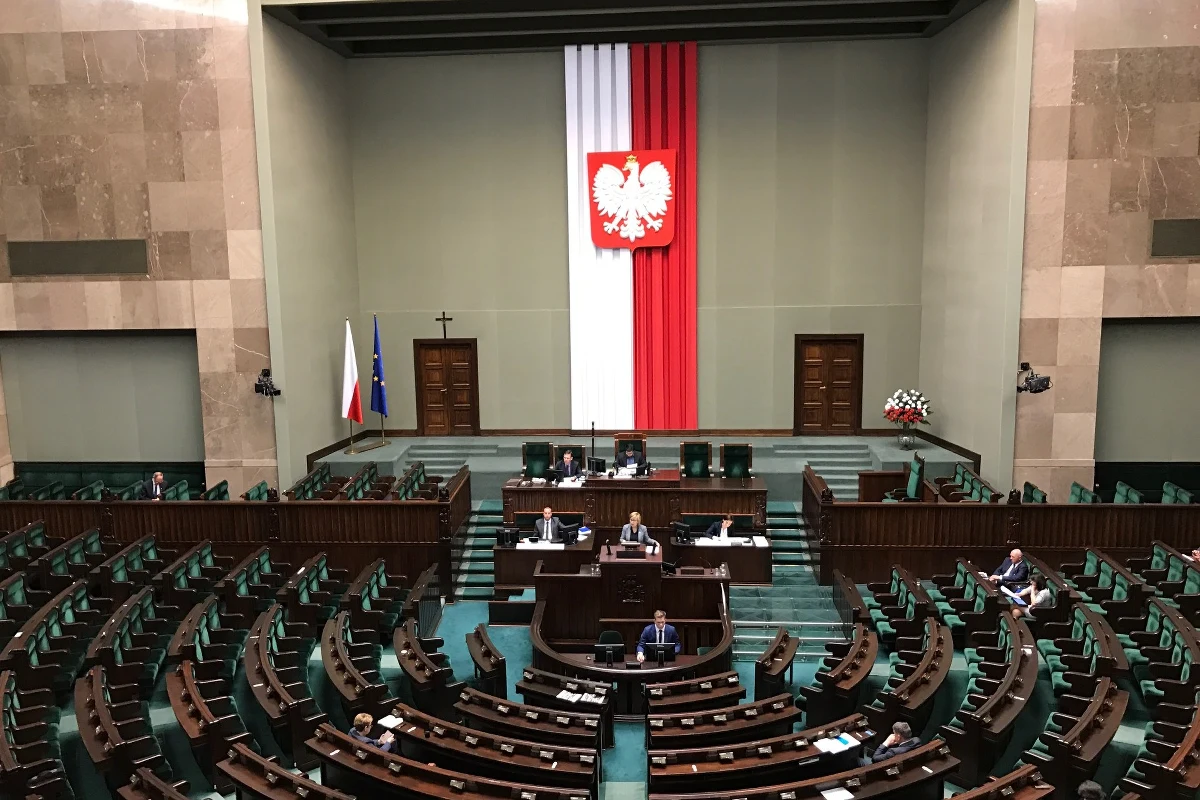Gdyby wybory odbyły się w styczniu, na PiS zagłosowałoby 44 proc. osób deklarujących udział w głosowaniu, PO uzyskałaby 15 proc. poparcia, do Sejmu weszłyby też Nowoczesna (6 proc.) i Kukiz'15 (5 proc.) - wynika z sondażu CBOS przeprowadzonego po rekonstrukcji rządu Mateusza Morawieckiego.