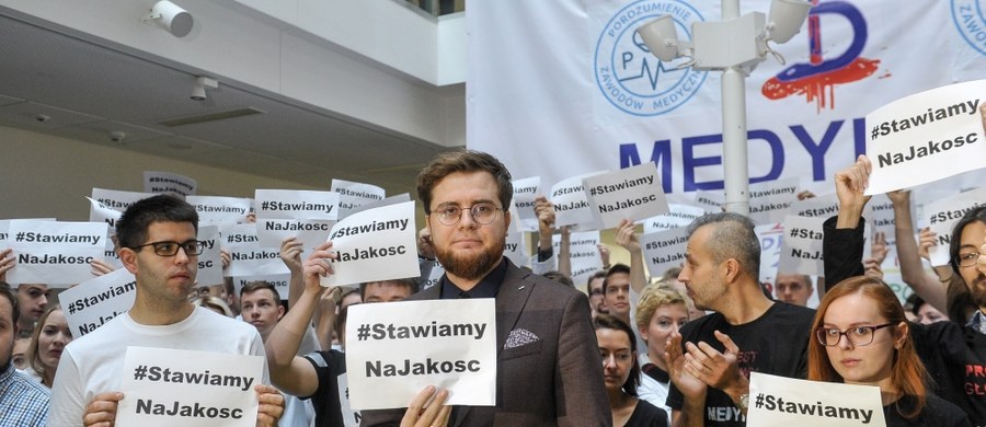 ​Zakończymy protest, jeśli dostaniemy pisemne zapewnienie, że wydatki na służbę zdrowia wzrosną szybciej niż dotąd proponował rząd - zapowiadają lekarze-rezydenci. Jutro dojdzie do spotkania lekarzy rezydentów i nowego ministra zdrowia Łukasza Szumowskiego. 