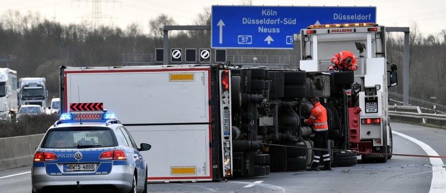 ​Friederike po południu uderzy w Polskę. To groźny orkan, który mocno dał się we znaki w Wielkiej Brytanii, krajach Beneluksu i w Niemczech. Obecnie jest nad Niemcami, gdzie już wyrządził poważne szkody. W Niemczech zginął 59-letni mężczyzna, który został przygnieciony przez drzewo. W Polsce, według prognoz, czeka nas lodowa burza, porywisty wiatr i mocne opady śniegu.