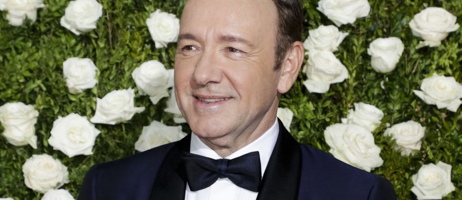 Kolejna osoba oskarża Kevina Spacey'a o molestowanie seksualne - dowiedzieli się nieoficjalnie brytyjscy dziennikarze. Na policję w Londynie zgłosiła się trzecia ofiara aktora. Do napaści seksualnej miało dojść w 2005 roku w Westminster. 