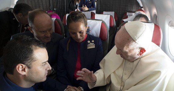 Papież Franciszek w trakcie lotu nad Chile pobłogosławił ślub na pokładzie samolotu ślubu stewardessie i stewardowi - podały media, których wysłannicy towarzyszą papieżowi w podróży do Ameryki Południowej. Jak podkreślono, to pierwsze takie wydarzenie.