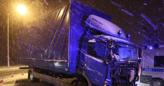 ​Dziewięć osób zostało rannych w wypadku drogowym, do którego doszło na jednej z ulic w Ozorkowie (Łódzkie). Zderzyły się tam autobus, samochód ciężarowy i osobowy. Trasa przez kilka godzin była całkowicie zablokowana.