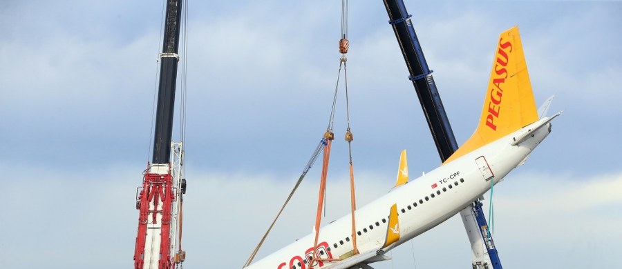 Tureckie służby podniosły ze stromej skarpy u brzegu Morza Czarnego samolot Boeing 737-800, który w nocy z soboty na niedzielę wypadł z pasa startowego na lotnisku w Trabzonie. W momencie wypadku na pokładzie znajdowało się 168 osób. Na szczęście nikomu nic się nie stało. Akcja podniesienia maszyny była skrupulatnie przygotowywana od kilku dni. Ostatecznie maszynę podniosły dwa potężne dźwigi.