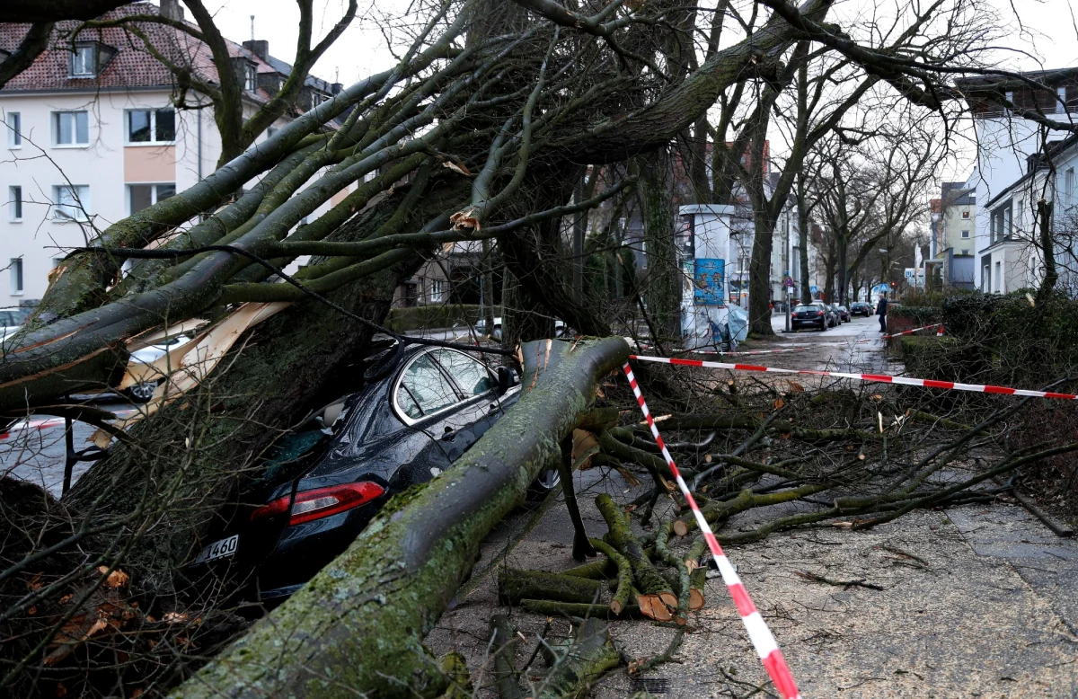 ​Co najmniej osiem osób zginęło, w tym pięć w Niemczech, na skutek potężnego orkanu Fryderyka, który szaleje nad Europą. Niemieckie koleje państwowe (Deutsche Bahn) ze względów bezpieczeństwa wstrzymały kursy pociągów dalekobieżnych w całym kraju. Orkan, ze śnieżycami i porywistym wiatrem, po sparaliżowaniu ruchu kolejowego na zachodzie Niemiec skierował się na wschód. Według niemieckich służb meteorologicznych (DWD) prędkość wiatru wynosi ponad 130 km/h.