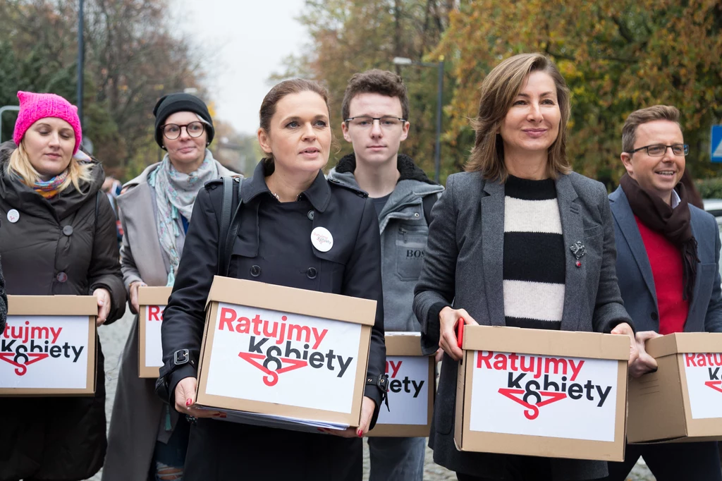 Złożenie podpisów zebranych pod obywatelskim projektem ustawy 'Ratujmy Kobiety' 