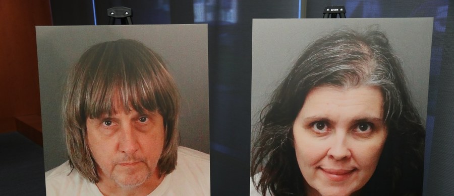 Amerykańska prokuratura ujawniła więcej szczegółów na temat tego, co przez lata działo się w "domu tortur" w Perris w Kalifornii. 13 rodzeństwa było tam torturowanych przez własnych rodziców. Dzieci, które dziś mają od 2 do 29 lat, miesiącami były wiązane łańcuchami, głodzone i bite. Rodzice – 57-letni David Turpin i jego 49-letnia żona Louisa Anna stanęli przed sądem, by usłyszeć zarzuty. Mogą usłyszeć wyrok 100 lat więzienia.