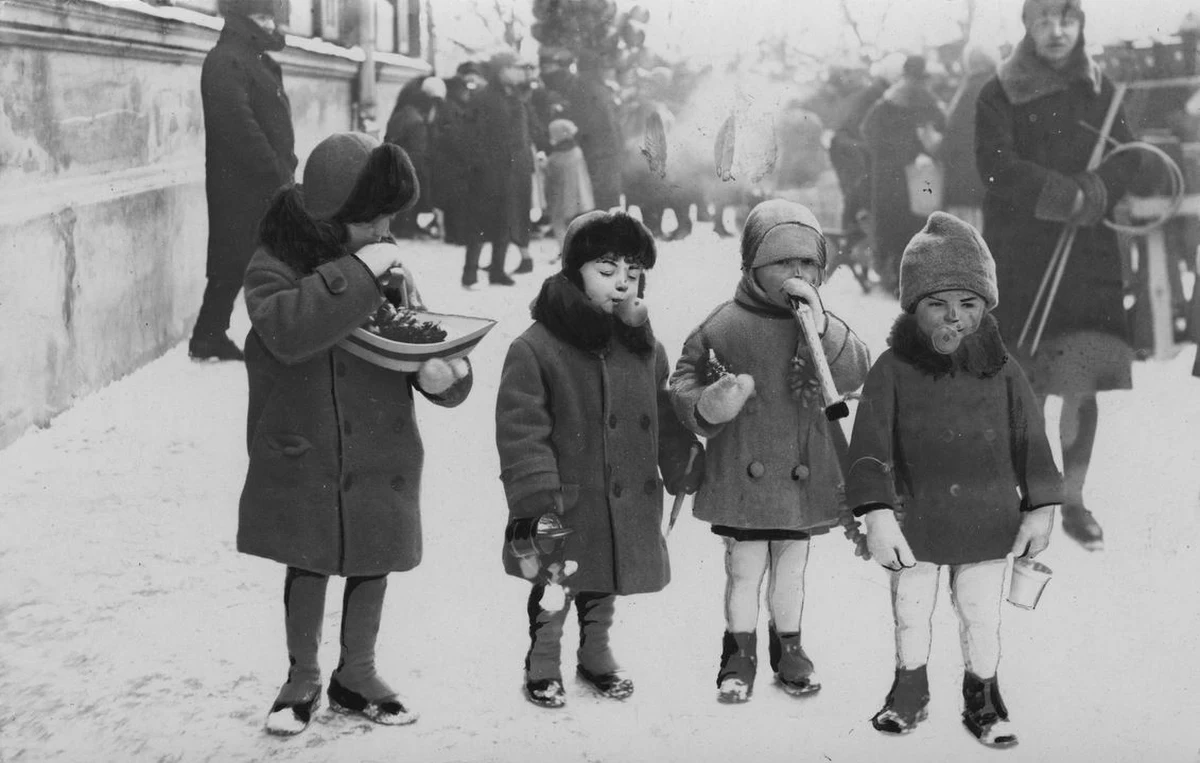 Z okazji ich święta zabierzmy babcie i dziadków w sentymentalną podróż w czasie.  Stwórzmy wspólną galerię zdjęć z ich dzieciństwa i młodości... Wspomnienia mają cudowną moc - przypomnijmy więc dziadkom najbardziej beztroski czas, czyli lata, kiedy byli dziećmi. 