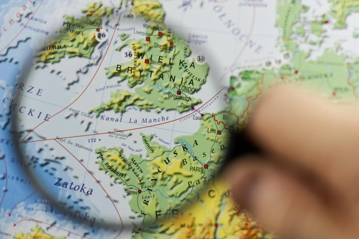 Minister spraw zagranicznych Wielkiej Brytanii Boris Johnson zasugerował podczas konsultacji brytyjsko-francuskich wybudowanie mostu do Francji przez kanał La Manche. Taką informację przekazały dzienniki "The Times" i "The Telegraph".