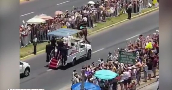 Podczas przejazdu papieskiej kolumny ulicami chilijskiego miasta Iquique, Franciszek kazał zatrzymać papamobile, wysiadł i pospieszył do policjantki, którą koń zrzucił z grzbietu. Zwierzę najwyraźniej wystraszyło się przejeżdżającego blisko pojazdu papieża. Franciszek podszedł do poszkodowanej policjantki i czekał z nią na przyjazd karetki. Kobieta nie doznała poważnych obrażeń. Po trzydniowej pielgrzymce po Chile papież udał się do Peru.