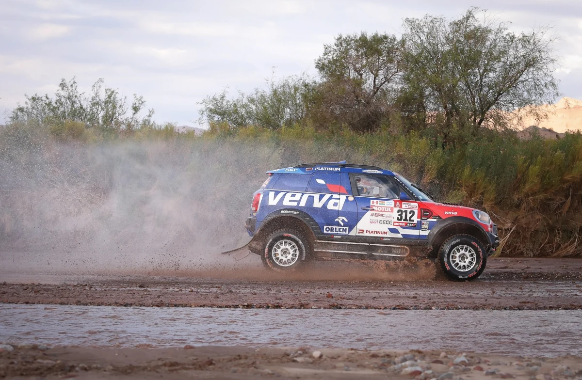 Tylko dwa etapy pozostały do końca Rajdu Dakar. Kierowcy koncentrują się przede wszystkim na tym, żeby po przejechaniu blisko dziewięciu tysięcy kilometrów osiągnąć metę w Cordobie. W czwartek dużo szczęścia miał Jakub Przygoński, którego Mini wypadło z drogi.