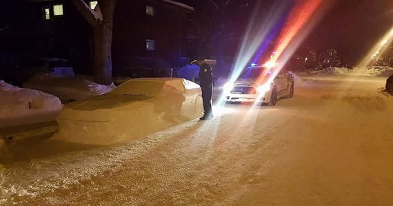 To miał być żart z policji, ale funkcjonariusze nie dali się nabrać. Mieszkaniec zasypanego śniegiem Montrealu w Kanadzie ulepił ze śniegu samochód. Miał nadzieję, że policja da się nabrać i wystawi mu mandat za złe parkowanie...