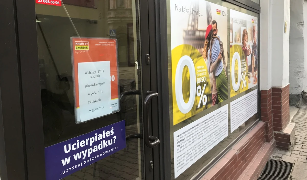 Zarząd spółki Pośrednictwo Finansowe KREDYTY-Chwilówki zamyka placówki w całej Polsce - dowiedzieli się reporterzy RMF FM. Chodzi o jedną z największych w Polsce firm pożyczkowych. Zadłużonych w niej - według prezesa spółki Grzegorza Czebotara - jest ok. 100 tysięcy Polaków. Około tysiąca pracowników zostanie zwolnionych w trybie zwolnień grupowych. Informację dostaliśmy na Gorącą Linię RMF FM.