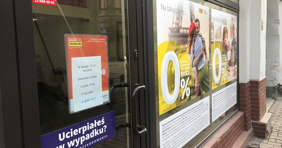 Zarząd spółki Pośrednictwo Finansowe KREDYTY-Chwilówki zamyka placówki w całej Polsce - dowiedzieli się reporterzy RMF FM. Chodzi o jedną z największych w Polsce firm pożyczkowych. Zadłużonych w niej - według prezesa spółki Grzegorza Czebotara - jest ok. 100 tysięcy Polaków. Około tysiąca pracowników zostanie zwolnionych w trybie zwolnień grupowych. Informację dostaliśmy na Gorącą Linię RMF FM.