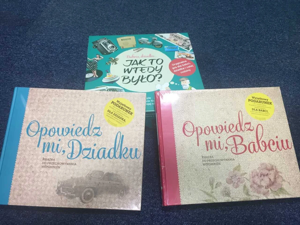 "Jak to wtedy było?" to gra planszowa, w której babcia, dziadek, matka, ojciec, ale także dzieci i znajomi w przyjaznej atmosferze odkrywają i dzielą się rodzinnymi wspomnieniami. "Opowiedz mi babciu" i "Opowiedz mi dziadku" to z kolei albumy zilustrowane zdjęciami z minionego stulecia w Polsce. Ich współautorem za każdym razem jest konkretnie wybrana babcia, czy dziadek.