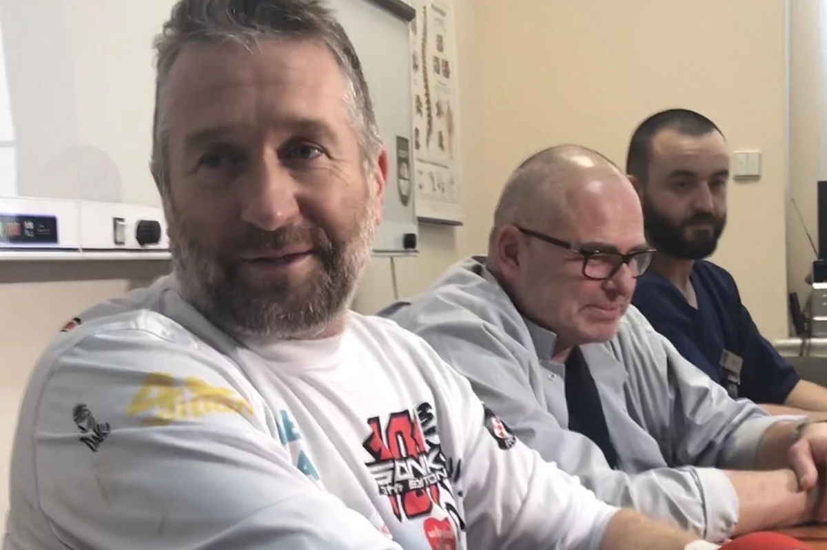 ​Rafał Sonik, który przeszedł niedawno operację stawu kolanowego po wypadku na Rajdzie Dakar, szykuje się do rehabilitacji i zapowiada powrót do udziału w Pucharze Świata w drugiej części sezonu. "Byłem zdruzgotany tym, że muszę się wycofać z Dakaru, bo to był 10. mój Dakar i 40. w historii, więc szczególny i taki, który bardzo chcielibyśmy z całą ekipą dobrze przejechać" - powiedział Sonik, który spotkał się z dziennikarzami w szczecińskim szpitalu, gdzie przeszedł operację stawu kolanowego.