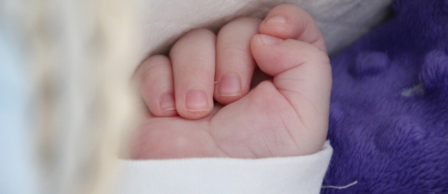 ​Jest zarzut dla matki 8-miesięcznej dziewczynki, która zmarła po tym, jak kobieta zostawiła ją samą w samochodzie przed sklepem. Do tragedii doszło w środę w Przywidzu na Pomorzu.