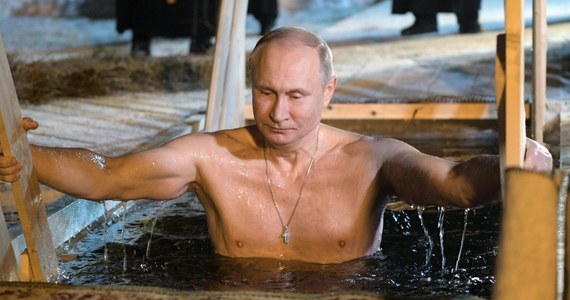 Około 1,5 mln Rosjan wzięło udział w rytualnych kąpielach z okazji święta Chrztu Pańskiego, zanurzając się w lodowatej wodzie, w specjalnych zbiornikach czy przeręblach w kształcie krzyża. Po raz pierwszy poinformowano o udziale Władimira Putina w obrzędzie.