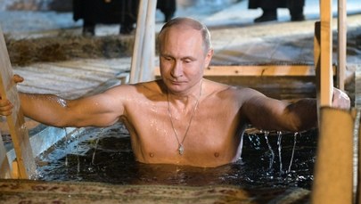 Putin "na zimno". Prezydent Rosji wziął udział w rytualnej kąpieli w lodowatej wodzie