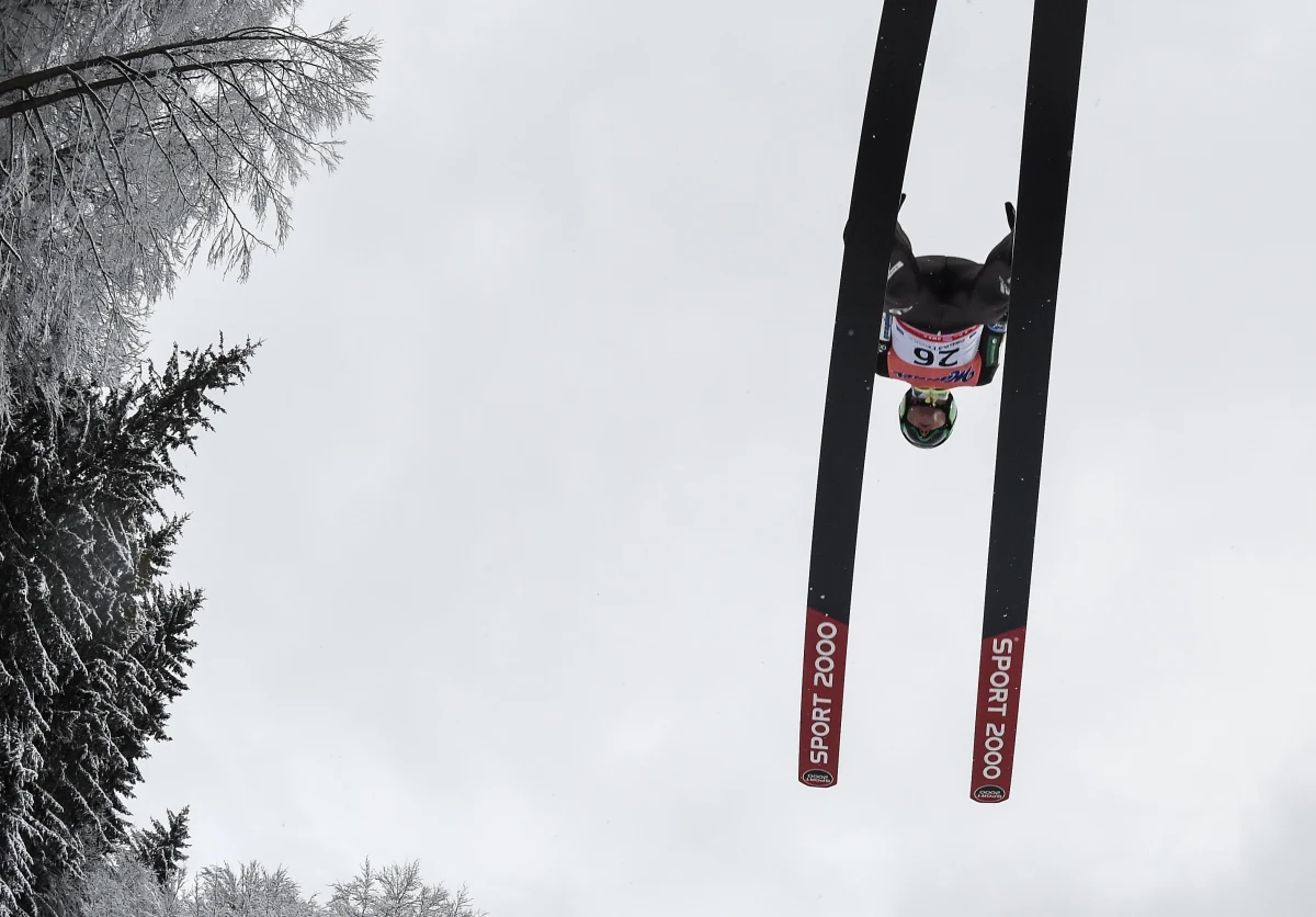 Kamil Stoch zajmuje trzecie miejsce po dwóch z czterech serii mistrzostw świata w lotach narciarskich w Oberstdorfie. Prowadzi Norweg Daniel Andre Tande, a drugi jest Niemiec Richard Freitag. Dokończenie zawodów w sobotę.