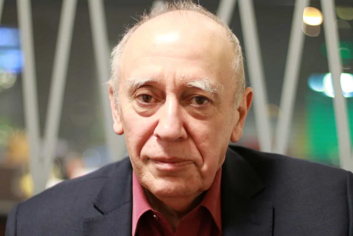 "Trzymam kciuki za pacjentów, za społeczeństwo, za tych, którzy potrzebują opieki zdrowotnej, bo po raz kolejny zdrowie zaczyna być elementem przetargowym w przepychance o pieniądze, a to nie powinno mieć miejsca" - powiedział w Popołudniowej rozmowie w RMF FM Adam Sandauer - przewodniczący Stowarzyszenia Pacjentów "Primum Non Nocere". "W naszym kraju reforma systemu ochrony zdrowia trwa już ćwierć wieku. I nie jest coraz lepiej. Tę reformę robią kolejne ekipy lekarzy, tak naprawdę (…). Zarządzaniem powinni zajmować się ludzie, którzy uczyli się zarządzania, bo to jest tak, jak gdyby na bloku operacyjnym znalazł się administrator od służby zdrowia i powiedzieć mu: 'Masz pan skalpel, ten pacjent na stole ma guza mózgu i potrzebuje pomocy'"– dodał Sandauer. "Trzeba zgodzić się z postulatem lekarzy, żeby jeden lekarz pracował na jednym etacie. Nie jesteśmy chorowitym narodem, który wymaga, aby lekarze pracowali po 100 godzin tygodniowo. To, że lekarze pracują dziś na kilku etatach, to wynik złego zorganizowania systemu zdrowia. Lekarz powinien pracować w jednym miejscu, mieć godziwą pensję" -  podkreślił przewodniczący Stowarzyszenia Pacjentów "Primum Non Nocere". "Uważam, że cel jest słuszny, ale metoda żeby stawiać system pod ścianą jest nie do przyjęcia, bo zapłacą za to pacjenci" – tak Sandauer ocenił trwający strajk lekarzy rezydentów. 