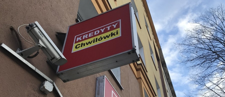 "Model finansowy, który prowadzimy od 10 lat, przestał być efektywny. Zbyt wysokie koszty działalności, zbyt niskie marże, niskie przychody spowodowały, że podjęliśmy decyzję o likwidacji działalności" - tak w rozmowie z RMF FM Grzegorz Czebotar, prezes spółki z o.o Pośrednictwo Finansowe KREDYTY-Chwilówki, tłumaczy decyzję o zamykaniu placówek firmy w całej Polsce. "Jest  obecnie około 100 tysięcy trwających pożyczek udzielonych za pośrednictwem naszych biur na terenie całego kraju. Ci wszyscy pożyczkobiorcy powinni spłacać swoim pożyczkodawcom, z którymi zawarli umowę raty na rachunki bankowe" - podkreśla. 
