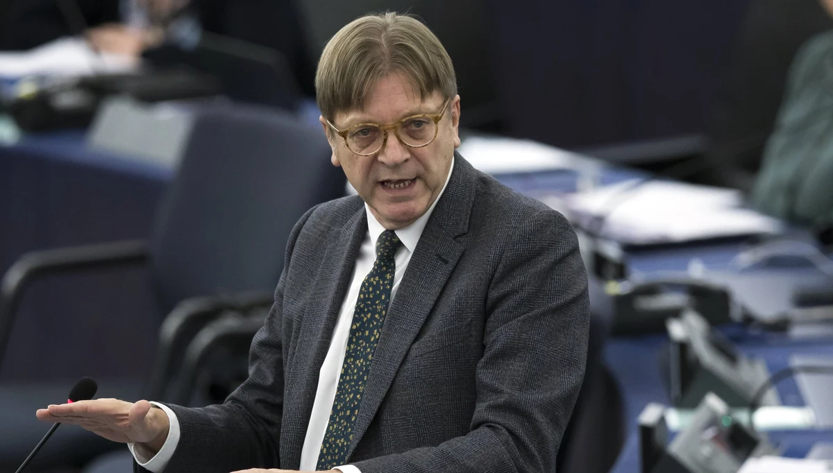 Belgijski eurodeputowany Guy Verhofstadt nie zostanie ukarany za swoją wypowiedź z listopada zeszłego roku o nazistach biorących udział w Marszu Niepodległości - wynika z listu szefa europarlamentu Antoniego Tajaniego do polskich eurodeputowanych PiS, którzy domagali się ukarania Verhofstadta. Sytuacja Czarneckiego nie jest natomiast dobra. Jak ustaliła nasza dziennikarka Katarzyna Szymanska-Borginon, w gabinecie Tajaniego gotowa jest już argumentacja. Znalazł się na niego odpowiedni paragraf w Regulaminie Parlamentu Europejskiego.
