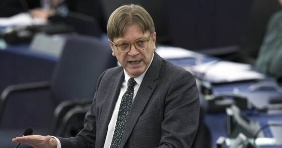 Belgijski eurodeputowany Guy Verhofstadt nie zostanie ukarany za swoją wypowiedź z listopada zeszłego roku o nazistach biorących udział w Marszu Niepodległości - wynika z listu szefa europarlamentu Antoniego Tajaniego do polskich eurodeputowanych PiS, którzy domagali się ukarania Verhofstadta. Sytuacja Czarneckiego nie jest natomiast dobra. Jak ustaliła nasza dziennikarka Katarzyna Szymanska-Borginon, w gabinecie Tajaniego gotowa jest już argumentacja. Znalazł się na niego odpowiedni paragraf w Regulaminie Parlamentu Europejskiego.