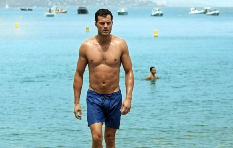Jamie Dornan przyznał, że realizacja sceny na plaży, w której możemy oglądać aktora bez koszulki w zwiastunie "Nowego oblicza Greya", nie była dla niego zbyt miłym doświadczeniem. 