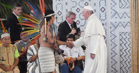 ​Franciszek, który przebywa w Peru jako pierwszy papież, odwiedził Amazonię. Spotkał się w piątek z tamtejszą ludnością w mieście Puerto Maldonado. "Jesteście żywą pamięcią o misji, którą Bóg powierzył nam wszystkim: troszczyć się o wspólny dom" - mówił. "Musimy przełamać stary model, w którym Amazonia jest uważana za niewyczerpany magazyn państw, a nie bierze się pod uwagę jej mieszkańców" - nawoływał papież.