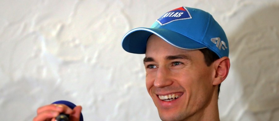 Kamil Stoch był bardzo zadowolony po pierwszym dniu mistrzostw świata w lotach narciarskich. Po dwóch z czterech serii jest trzeci. „Oczywiście jest to do odrobienia, ale ja nie myślę o tym. Chcę się skupić na swoich dobrych skokach i dalekich lotach” – zadeklarował. 