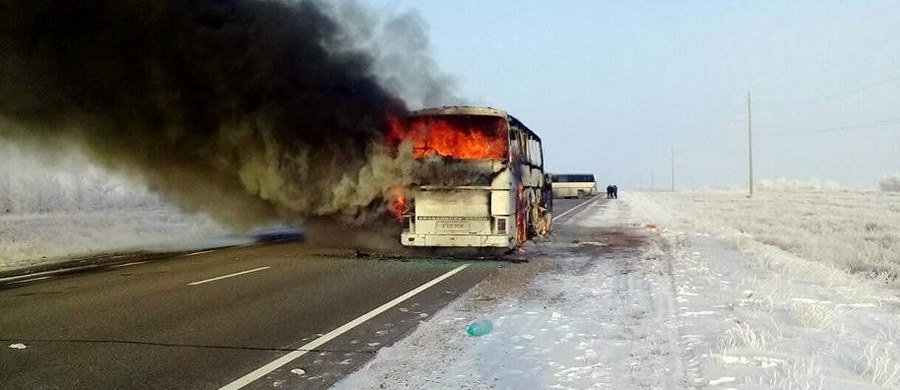 Ze wstępnych ustaleń wynika, że przyczyną pożaru autobusu, w którym w czwartek w Kazachstanie zginęły 52 osoby, było korzystanie z przenośnej kuchenki gazowej wewnątrz pojazdu - poinformowało MSW Kazachstanu.