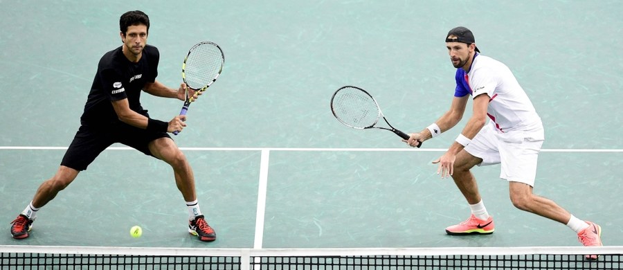 ​Najwyżej rozstawieni Łukasz Kubot i brazylijski tenisista Marcelo Melo awansowali do 1/8 finału debla w wielkoszlemowym Australian Open. W drugiej rundzie pokonali reprezentantów gospodarzy Maksa Purcella i Luke'a Saville'a 6:3, 7:6 (7-2).