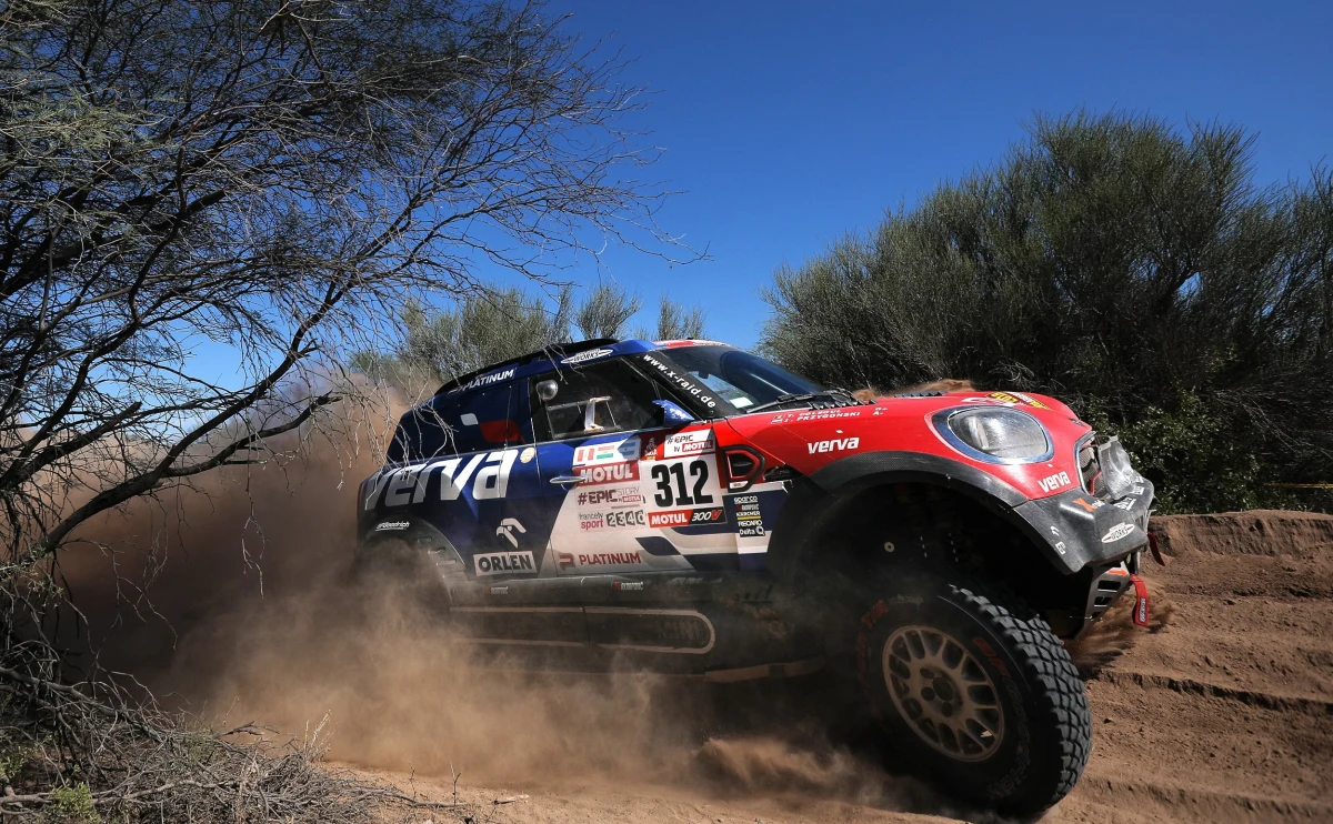 Jadący Mini Jakub Przygoński awansował na piąte miejsce w Rajdzie Dakar. Przedostatni, 13 etap z metą w Cordobie wygrał Katarczyk Nasser Al-Attiyah (Toyota), a Polak uzyskał czwarty czas. Prowadzenie w „generalce” utrzymał Hiszpan Carlos Sainz (Peugeot).