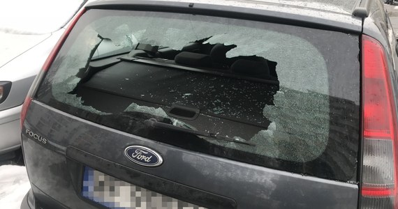 ​Kilkanaście samochodów zostało zniszczonych w nocy na warszawskiej Pradze Południe. W niektórych autach powybijane są tylne szyby, w innych uszkodzone lusterka.