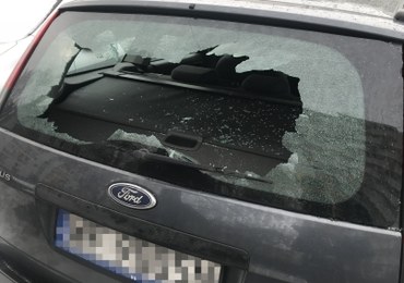 Zniszczone samochody w Warszawie. Powybijane szyby, urwane lusterka