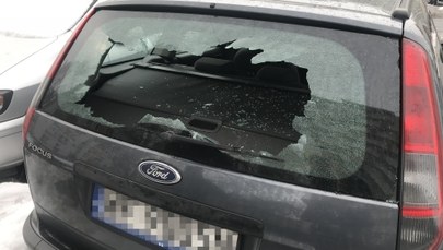 Zniszczone samochody w Warszawie. Powybijane szyby, urwane lusterka