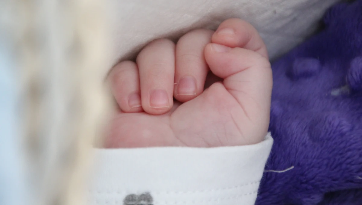 Zarzut nieumyślnego spowodowania śmierci usłyszał 22-latek z Kamiennej Góry na Dolnym Śląsku. Mężczyzna opiekując się swoim 9-miesięcznym siostrzeńcem dwa razy upuścił go na podłogę. Lekarzom ze szpitala w Legnicy nie udało się uratować chłopca.