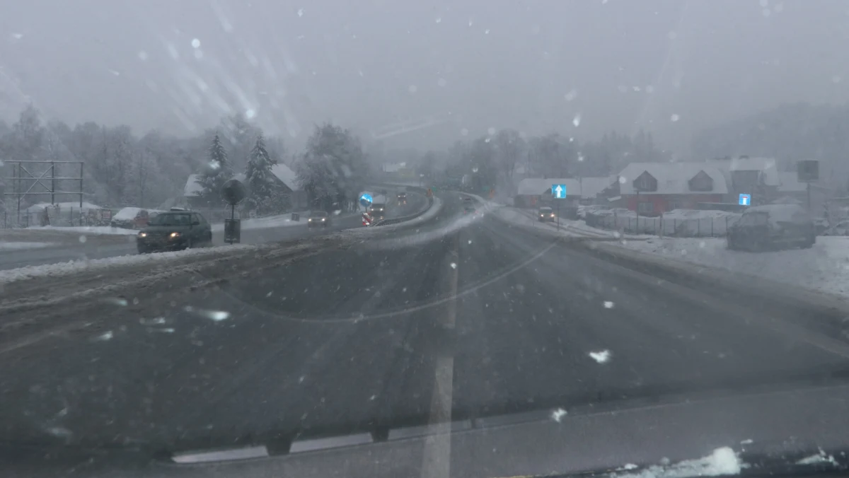 Ostrzeżenie pierwszego stopnia w związku z możliwym oblodzeniem na drogach obowiązuje dla woj. pomorskiego, mazowieckiego i lubelskiego  - informuje Instytut Meteorologii i Gospodarki Wodnej.
