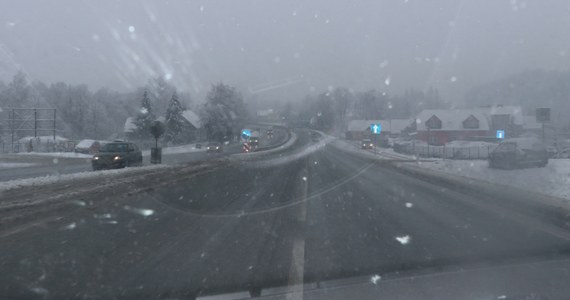 Ostrzeżenie pierwszego stopnia w związku z możliwym oblodzeniem na drogach obowiązuje dla woj. pomorskiego, mazowieckiego i lubelskiego  - informuje Instytut Meteorologii i Gospodarki Wodnej.