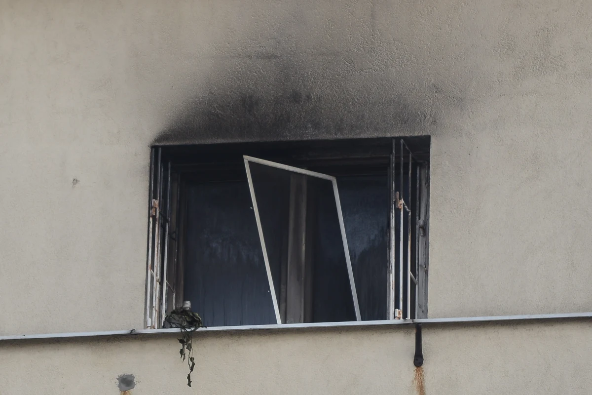 Tragiczny pożar bloku przy Alei Niepodległości na warszawskim Mokotowie. Zginął 90-letni mężczyzna, jego żona trafiła do szpitala.