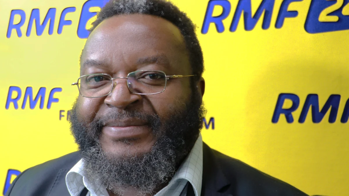 "Dzisiaj opozycja jest rozdrobniona. Więc jeżeli ma być jakakolwiek skuteczność, muszą odstawić swoje ambicje na bok i zjednoczyć się. I tutaj widzę właśnie tę skuteczność Jarosława Kaczyńskiego. Odłożył swoje ambicje, nie ma go w rządzie i udało się zjednoczyć prawicę" - powiedział w RMF FM gość Krzysztofa Ziemca John Abraham Godson. Jak dodał, PiS ma poparcie, ponieważ zajmuje się pomocą dla najbiedniejszych i dla rodzin wielodzietnych. "Platforma raczej jest ugrupowaniem centroprawicowym, liberalnym, które raczej wierzy, że nie ma co rozdawać ludziom pieniędzy. Trzeba patrzeć na inwestycje. Tylko zapomnieliśmy, że sprawy rodzinne to też jest inwestycja" - podsumował gość RMF FM, który w rozmowie z Krzysztofem Ziemcem przyznał, że choć od ponad roku nie ma go w Polsce, a w Nigerii nie zajmuje się polityką, a tworzeniem rancza, to i tak nadal interesuje się tym, co dzieje się w naszym kraju. "Śledzę co się dzieje. Może nie tak intensywnie, ale Polska jest, była i zawsze będzie moim domem. Interesuje się więc tym, co się dzieje z moim domem" - podkreślił Godson.