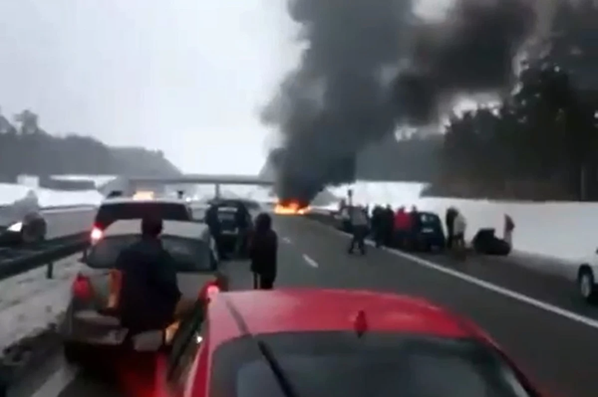 ​Nie żyje 5-letni chłopiec, a dwie osoby zostały ranne w zderzeniu dwóch samochodów na autostradzie A1 w Pomorskiem. Do zdarzenia doszło między węzłami Swarożyn-Pelplin. Jeden z pojazdów biorących udział w zdarzeniu stanął w płomieniach. 