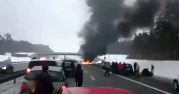 ​Nie żyje 5-letni chłopiec, a dwie osoby zostały ranne w zderzeniu dwóch samochodów na autostradzie A1 w Pomorskiem. Do zdarzenia doszło między węzłami Swarożyn-Pelplin. Jeden z pojazdów biorących udział w zdarzeniu stanął w płomieniach. 