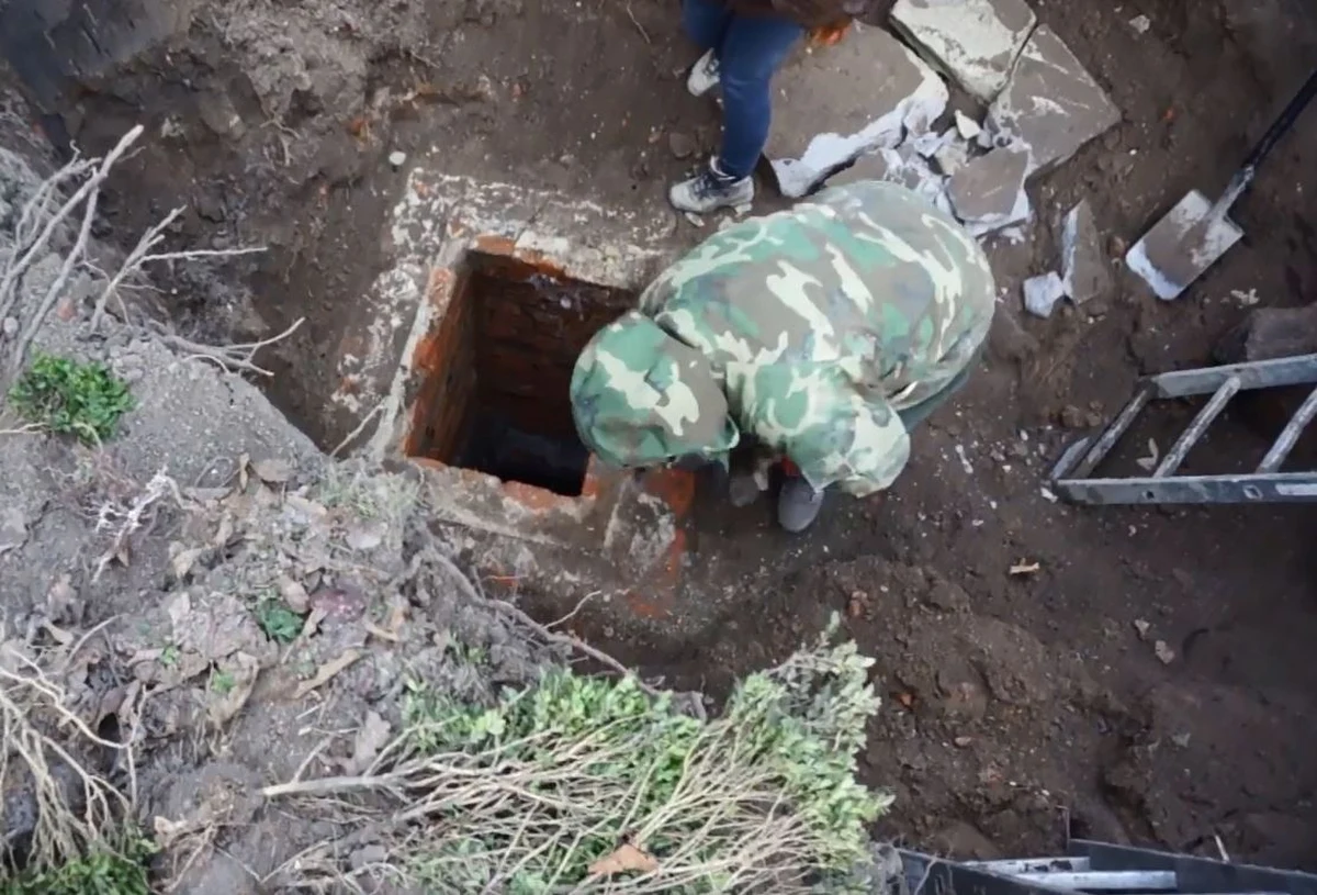 O niesamowitym odkryciu poinformowali przedstawiciele Zamku Królewskiego w Warszawie. „Podczas prowadzenia robót ziemnych związanych z odtwarzaniem Ogrodu Dolnego w październiku ubiegłego roku natknęliśmy się na stary podziemny tunel biegnący wzdłuż ogrodu w stronę Wisły. Jego budowę wstępnie datujemy na wiek XIX i na chwilę obecną znamy jego przebieg na długości ok. 100 metrów. Tunel mógł służyć jako ściek odprowadzający nieczystości z zamkowej kuchni. Teraz przeprowadziliśmy jego eksplorację, prawdopodobnie pierwszą od ponad 100 lat!” – czytamy w krótkim komunikacie na Facebooku.