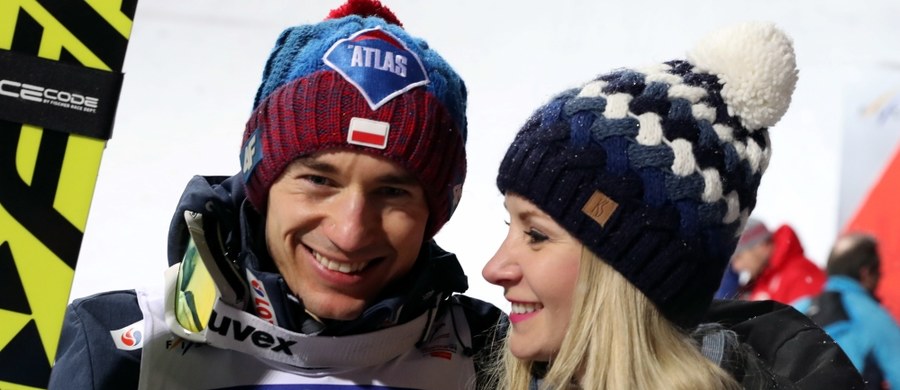 Trener polskich skoczków narciarskich Stefan Horngacher przyznał, że żałuje, że z powodu warunków atmosferycznych odwołano czwartą serię mistrzostw świata w lotach w Oberstdorfie. „Była szansa na złoto” – ocenił. Kamil Stoch zajął drugie miejsce i przegrał z Norwegiem Danielem Andre Tande.